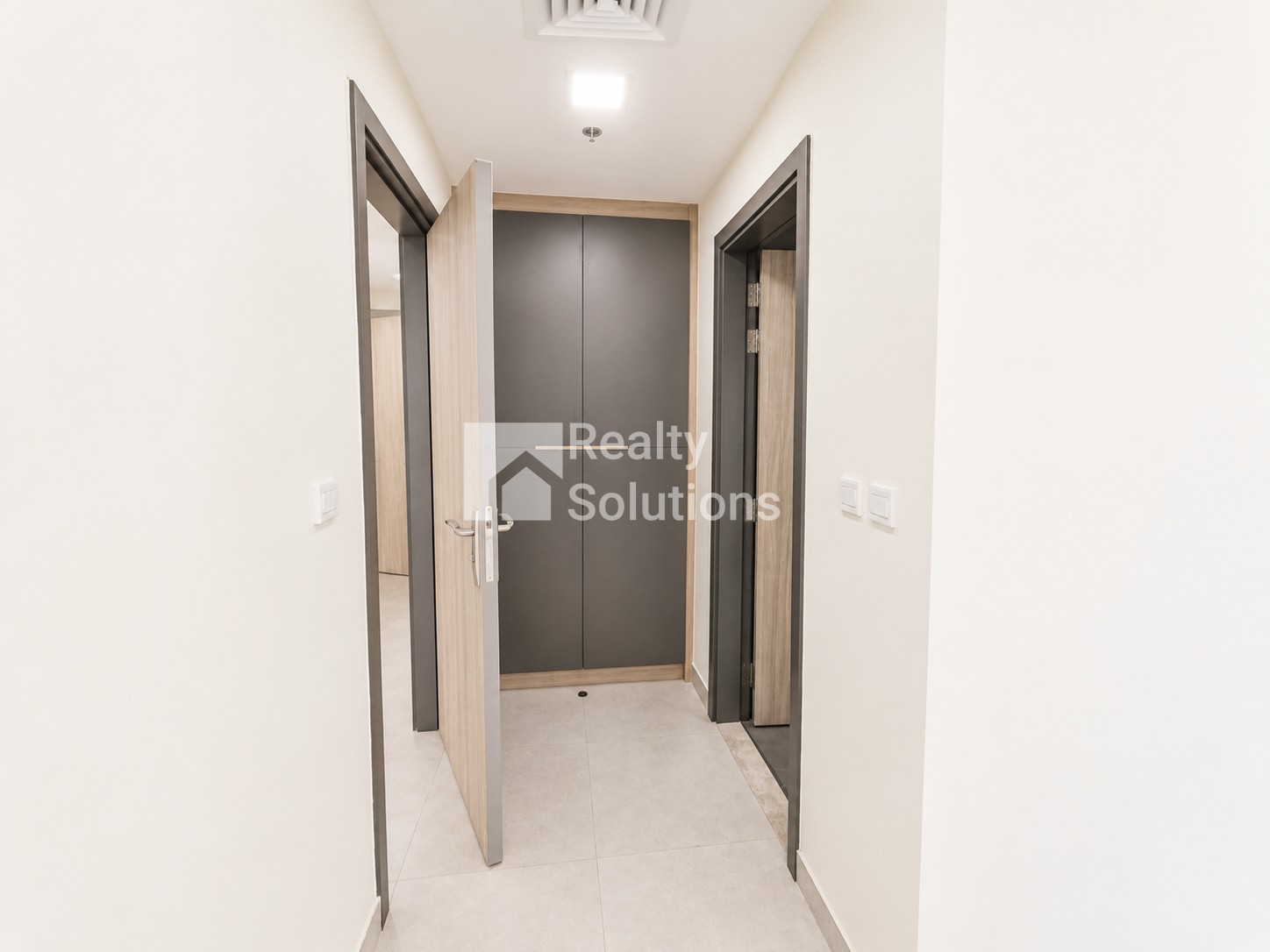 {i.property_images.first.image.alt}}