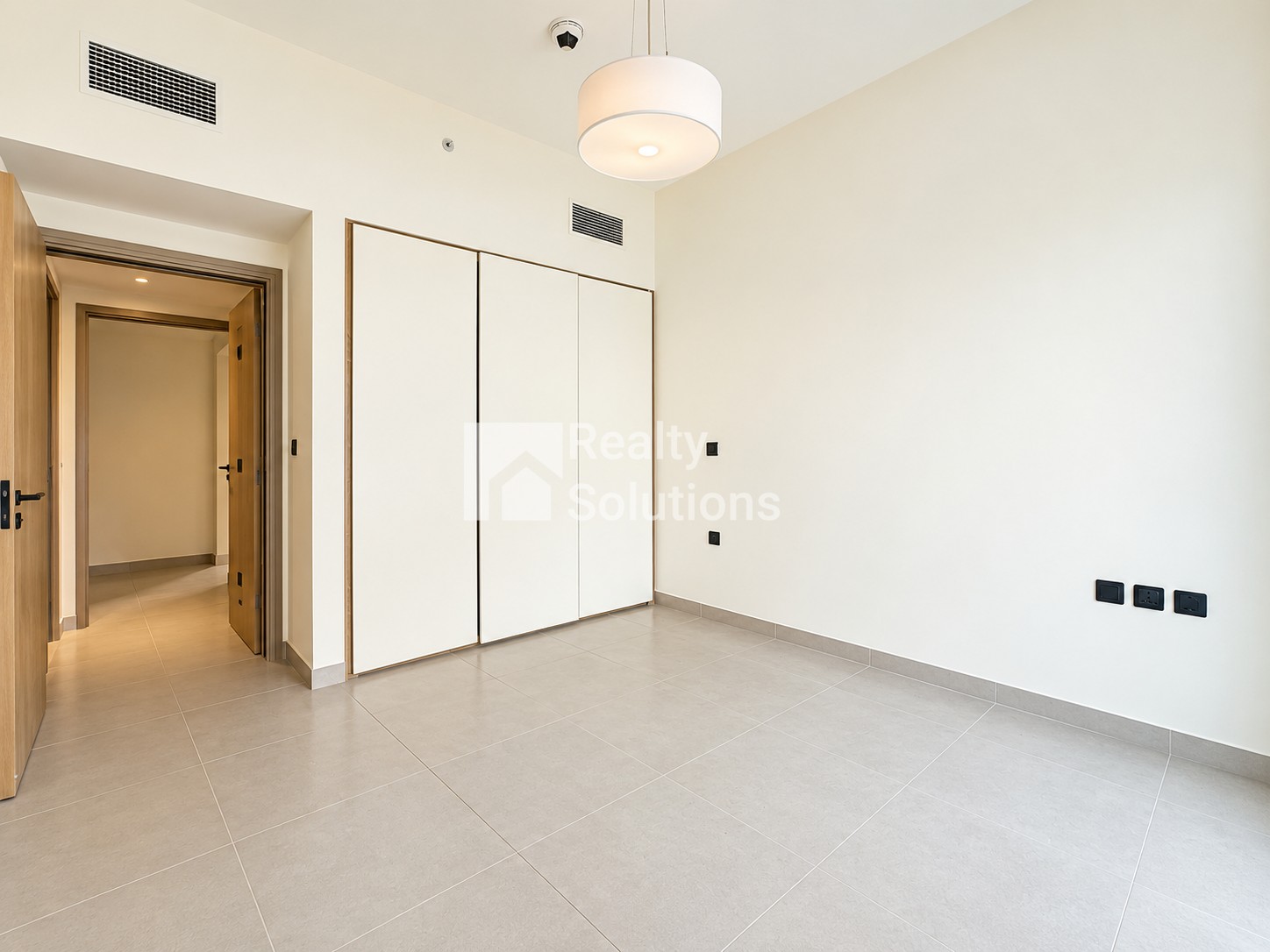 {i.property_images.first.image.alt}}