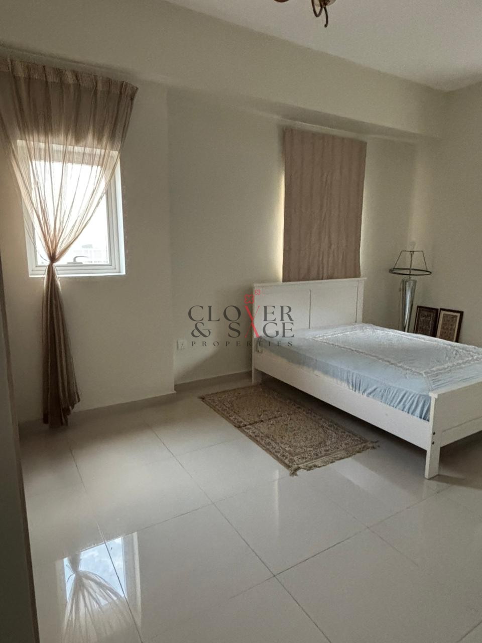 {i.property_images.first.image.alt}}