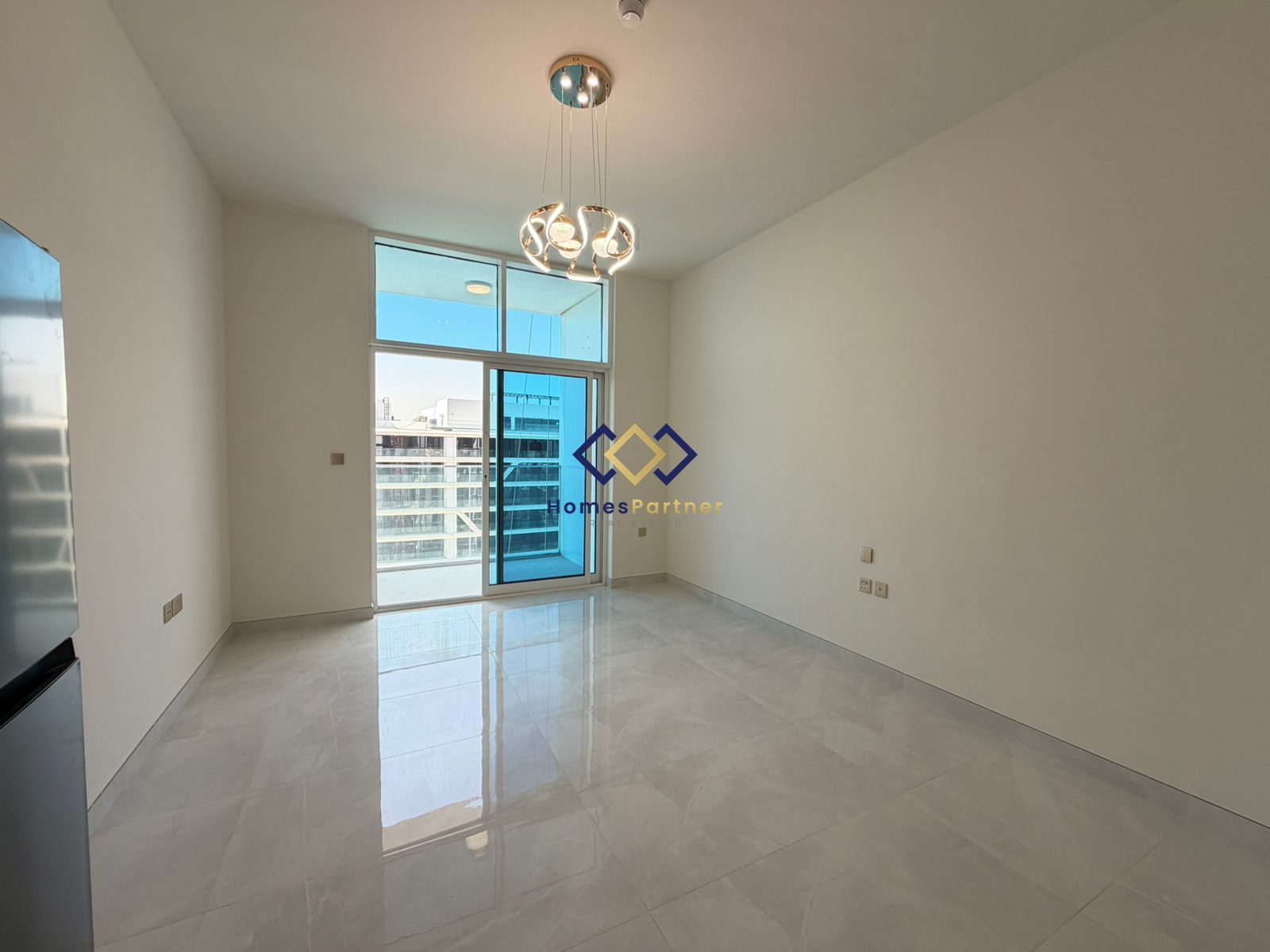 {i.property_images.first.image.alt}}