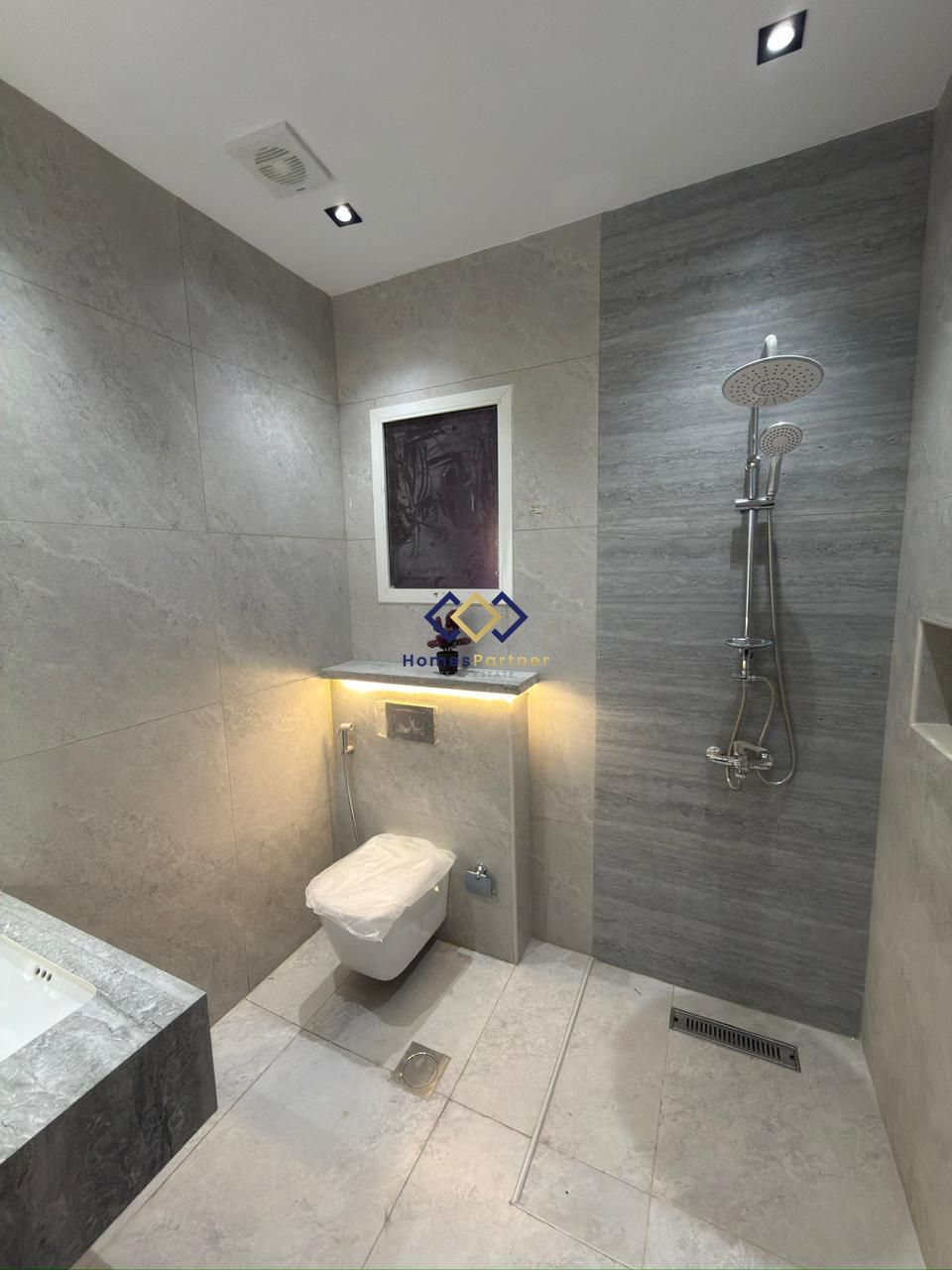 {i.property_images.first.image.alt}}