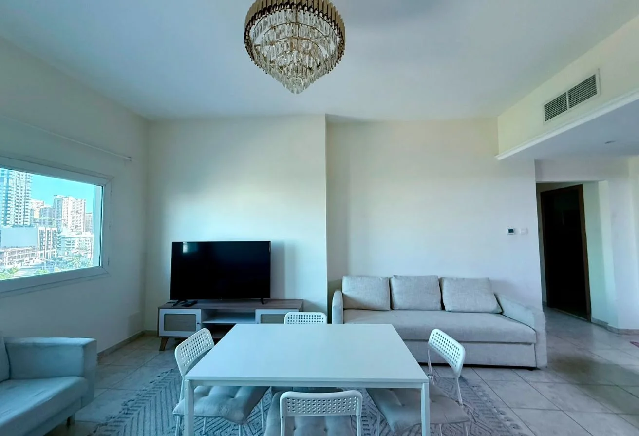 {i.property_images.first.image.alt}}