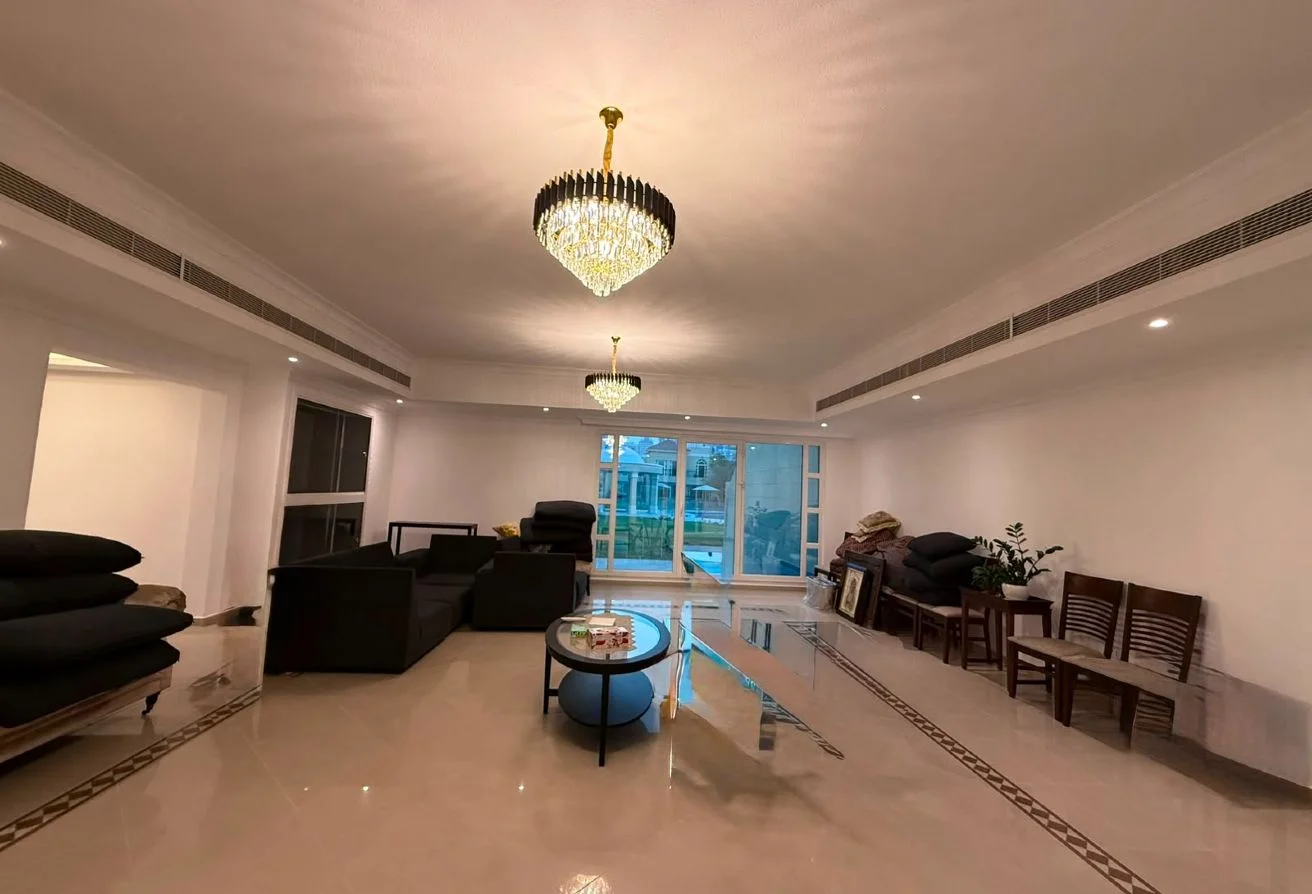 {i.property_images.first.image.alt}}