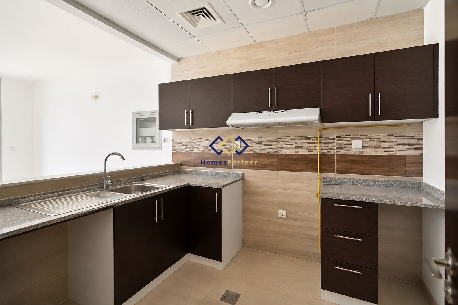 {i.property_images.first.image.alt}}